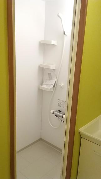 お風呂は撤去し、シャワールームに変身！