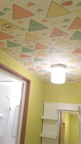 シャワールームの隣には今までなかった洗面化粧台も！天井のクロスも可愛くしました。