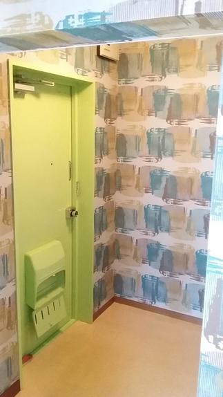 ドアは塗装しハイカラなクロスに張り替えました！