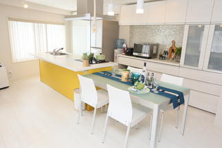 システムキッチンはLIXILリシェル（アイランドキッチン）を使用しました。