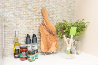 キッチン収納背面には名古屋モザイクタイルを貼り、エレガントに…