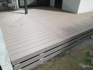 開放感のある安全なウッドデッキ