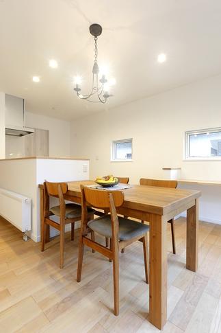 キッチンとダイニング廻りのライトは明るく。食事をしながらの家族の会話が弾みそう。