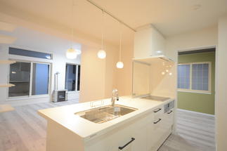 おもてなし料理もお話しながら支度が可能な対面キッチン！