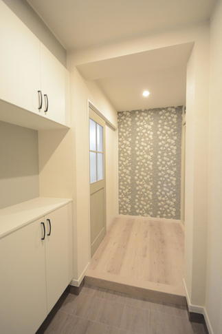 上品かつエレガント塩コーデ玄関　