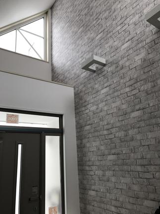 吹き抜けの玄関をクロスで迫力ＵＰ！