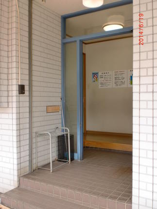 患者として訪れたこども医院・・・玄関の戸が「鍵が閉まってる？？」ってくらい重くて、院長先生にお願いして直させて貰いました。