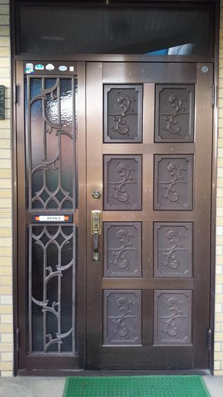 アルミの古い玄関戸・・・結露をヒドイです！！