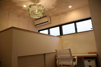 吹き抜けの照明にもこだわりました