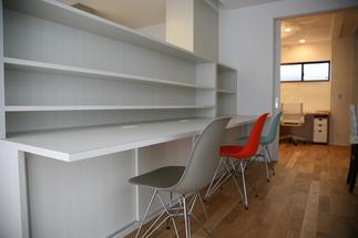 ２階フリースペースに子供たちの勉強机を