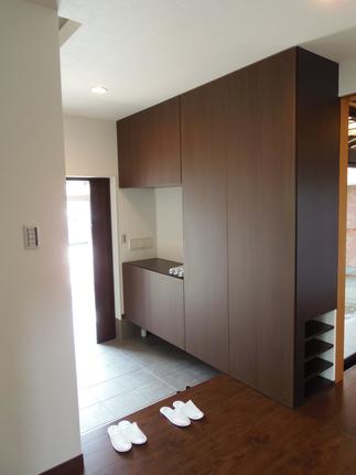 収納が多くスッキリと片付いた玄関