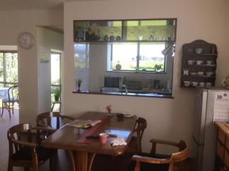 キッチンと対面になると落ち着いたダイニングに