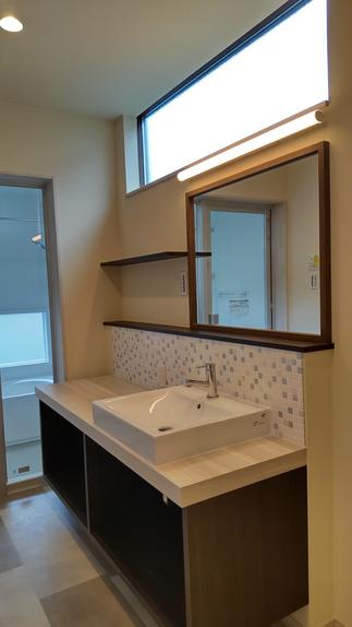 トイレから洗面・浴室まで見通せる水廻りに造作洗面台