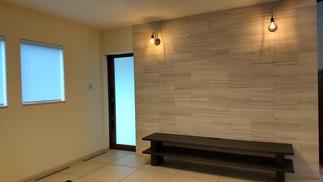 造作TVボードとエコカラット+タイルの床