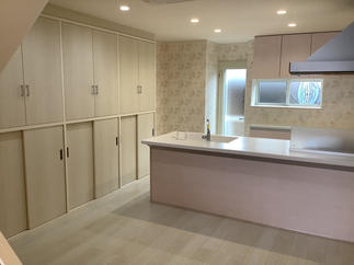 ホワイトにピンクのフルフラットキッチン