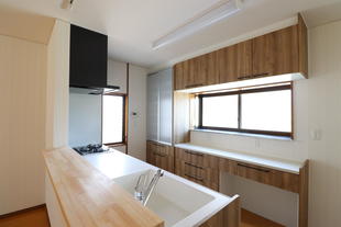 収納力があり使いやすい対面キッチンへ