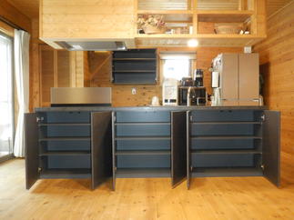 キッチンダイニング側に、大容量収納キャビネットでスッキリ収納。