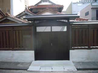 落ち着きの有る門構え。