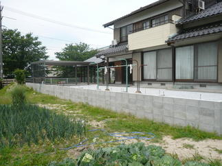 土止めブロックと砂利を敷いた庭