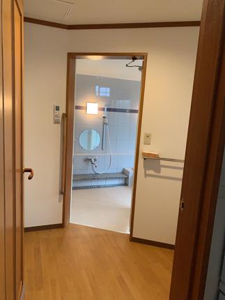 脱衣室　床シート及び壁クロス貼り替え