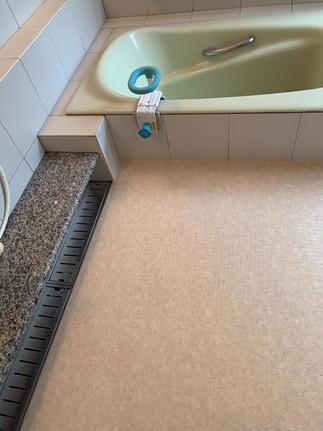 施工後の床　タイルの上に張ってあります。