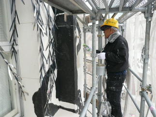 正面の柳の飾りのところ