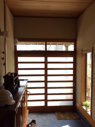 リフォーム前の玄関。玄関・廊下とも黄土色っぽい砂壁の色でした。