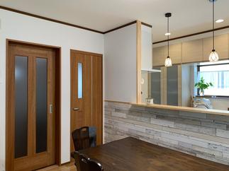 キッチンから洗面脱衣室に入るドアを新設しました。