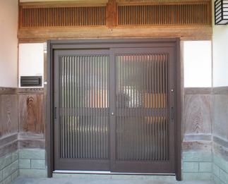 after　重厚感のある玄関になりました。