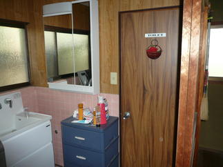 トイレ移設工事　洗面所拡張工事　before