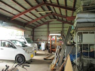 雑然としていた車庫兼農作業小屋
