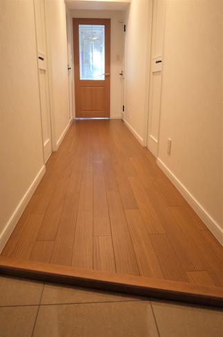 無垢のフローリングがリビングまで続きます