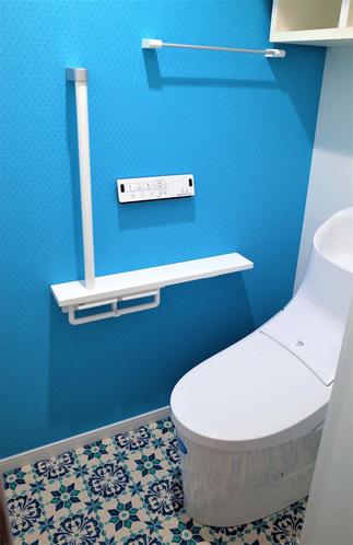 鮮やかなブルーでトイレ空間を爽やかに
