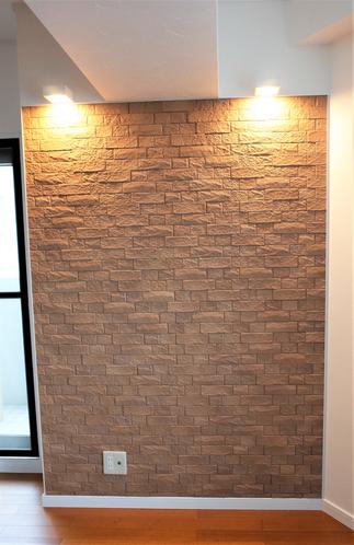 タイルと照明で重厚な趣に