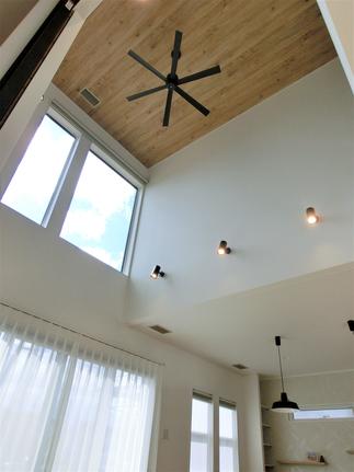 吹抜けのあるリビング