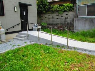 柱はステンレス、手すり部分は柔らかい樹脂製。厚みもあり、手にソフトです。歩行、車椅子走行に安全性と外出時の際の快適さも生まれました。