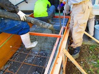 生コンを流していきます。