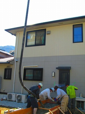 番外編です。生コン打設にこんな重機も・・・。最後に傾斜を丁寧に計測しながらつけていきます。