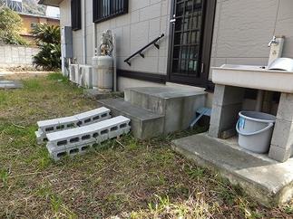 勝手口からの車椅子での出入りには、ブロックを置いた部分を頼りに・・・とても危険で尚且つ、大変重労働でした。