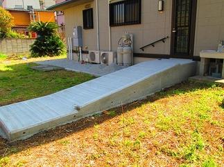 乾かしたあと、型枠を撤去した状態。緩やかなスロープです。