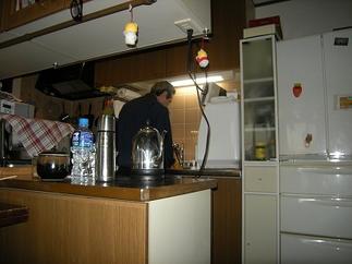 キッチン部分ビフォー。吊り戸の圧迫感があります。