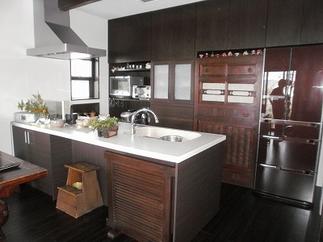 キッチン部分アフター。タッチレス水栓付。