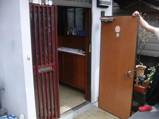 事前に採寸の後、工事日のH様邸の玄関ドアを取り外し。