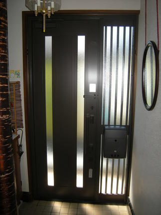 欄間をなくしても、洒落たデザインで採光可能。更に、便利なポスト付き。