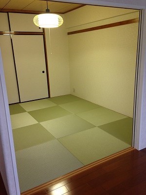 和室には美草の半畳たたみで広々とした印象です。