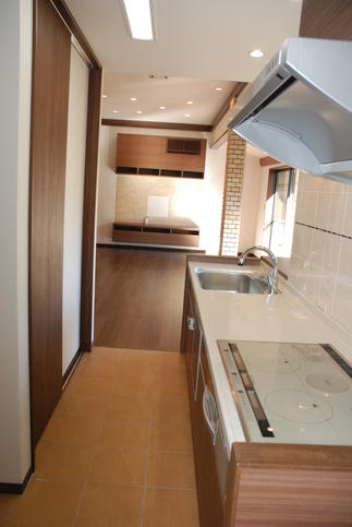 緑を眺めながらくつろげる、キッチン。ワーキングスペースにもなる、キッチンスペース。