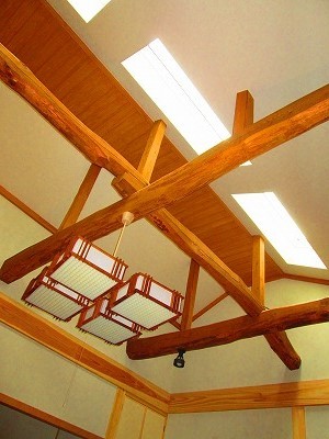 親世帯と子世帯の間にある、和室。採光が全くなく日中でも照明をつけていましたが、明るい現代風の和洋の雰囲気の客間にしあげました。