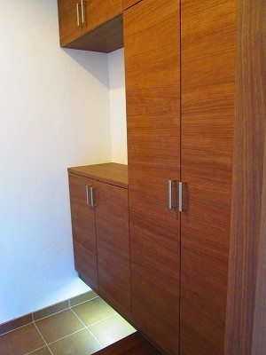 十分すぎる収納の下駄箱。足元の照明で帰宅後ホッとできる、工夫を施しました。