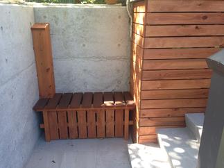 お洒落なベンチも作ります。