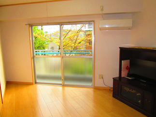 フローリングにかえてガラリとちがう雰囲気に。